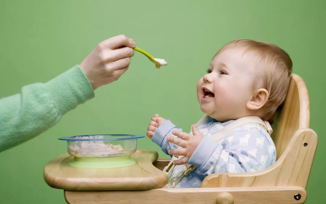 母乳喂养与辅食添加的时机选择，如何把握宝宝健康成长的关键期